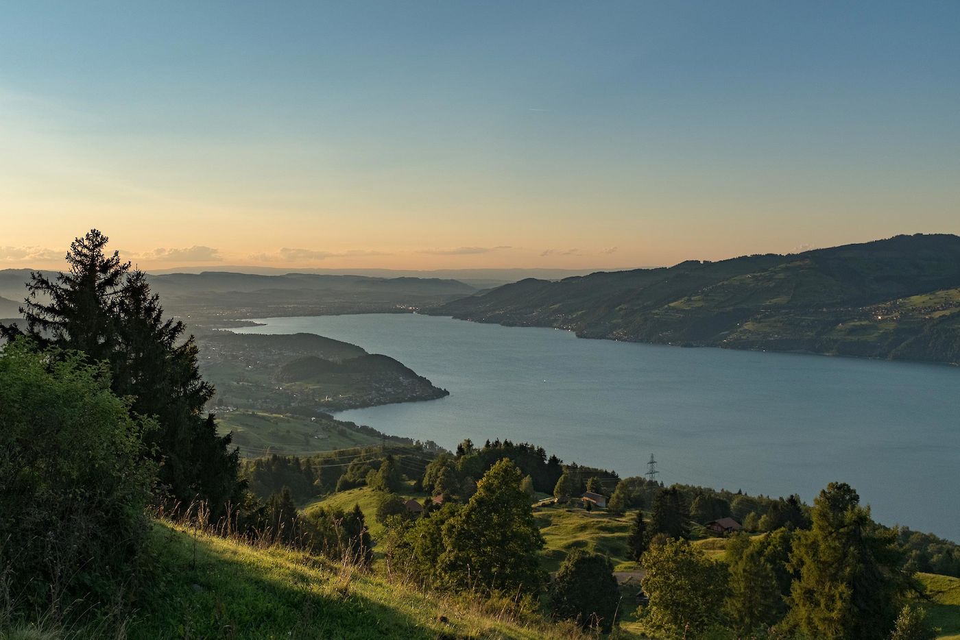 Blick richtung Thun mit dem Thunersee ab Aeschiried.